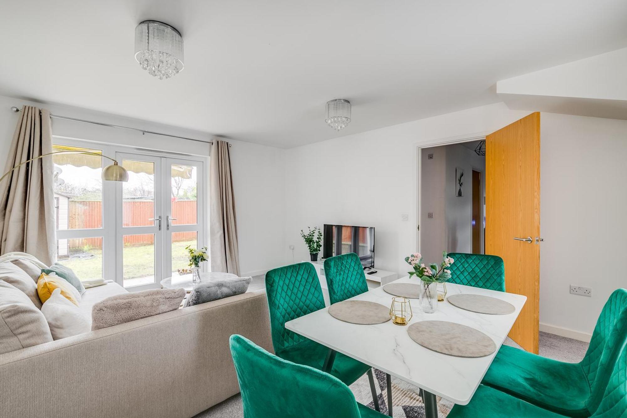 3 Bedroom Detached House Free Car Park Close To Town Airport Лутон Экстерьер фото